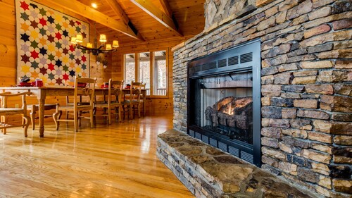 SECLUDED-SPACIOUS-STUNNING MTN VIEWS-MASTER ON MAIN-POOL TABLE-ARCADE-FIRE PIT