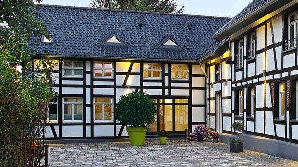 Un edificio tradicional de entramado de madera con un letrero que dice 'Viethek Kragemann'.