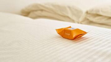 Hypoallergeen beddengoed, individueel gedecoreerd, een bureau