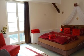 Desk, free cots/infant beds, free WiFi, bed sheets