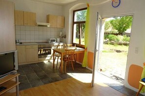 Desk, free cribs/infant beds, free WiFi, bed sheets - Elbschloss Kehnert (Tangerhütte)