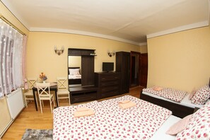 Decoración personalizada, muebles diferentes y escritorio 