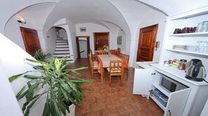 冰箱、微波炉（如有要求）、厨具/餐具