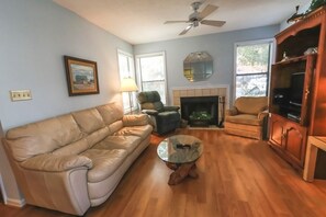 Smart TV, DVD player - 3br/2ba Walk to the pier/village area.  1/2 mile to the beach (St. Simons island, GA)