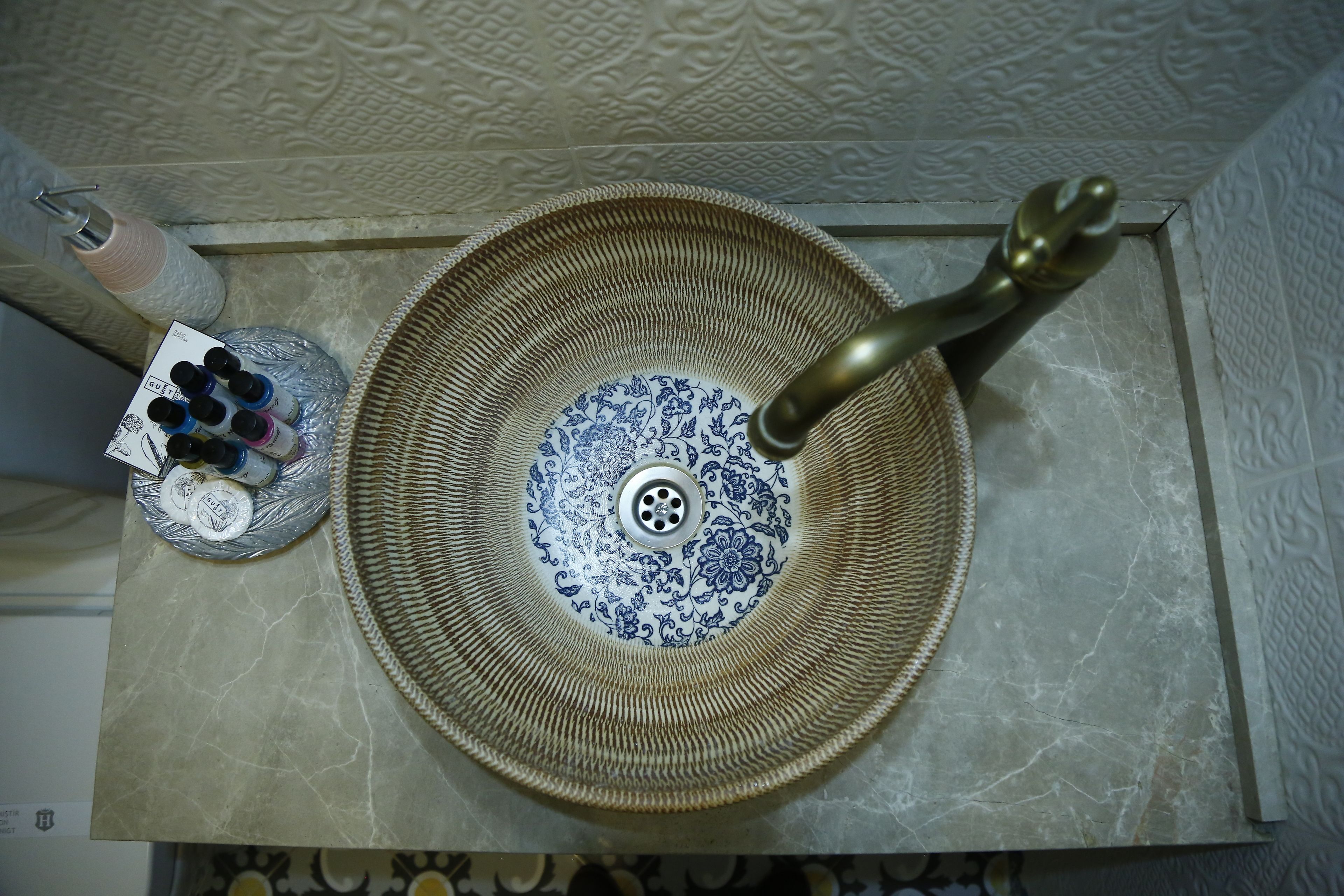 standard double room | bathroom | shower, free toiletries, hair dryer, slippers