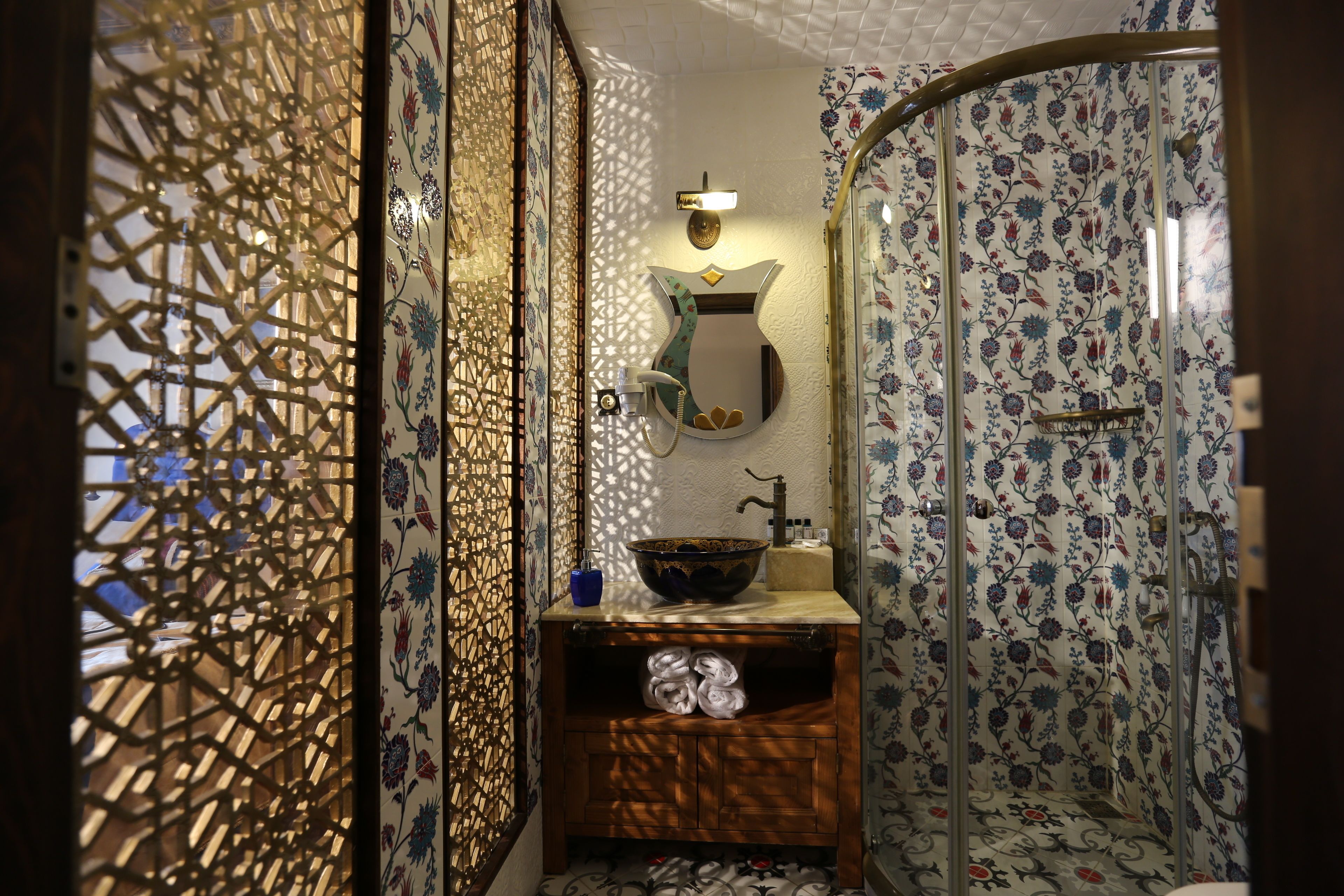 standard double room | bathroom | shower, free toiletries, hair dryer, slippers