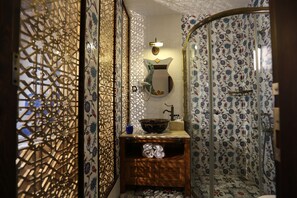 Standard Double Room | Bathroom | Shower, free toiletries, hair dryer, slippers - Elif Hatun Konagi (Tarsus)