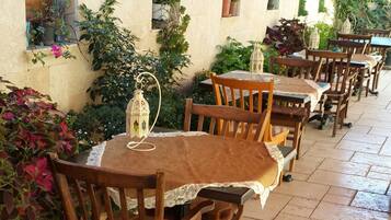 Petit déjeuner, déjeuner et dîner servis sur place