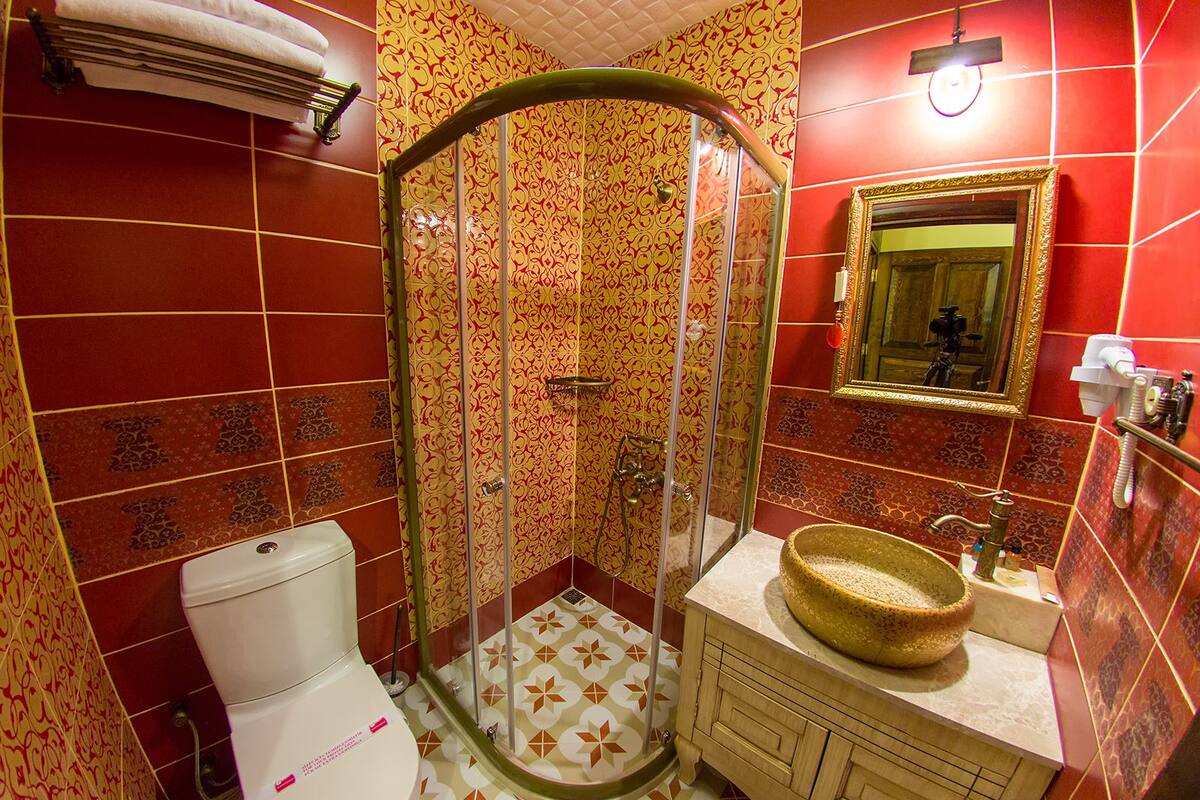 standard double room | bathroom | shower, free toiletries, hair dryer, slippers