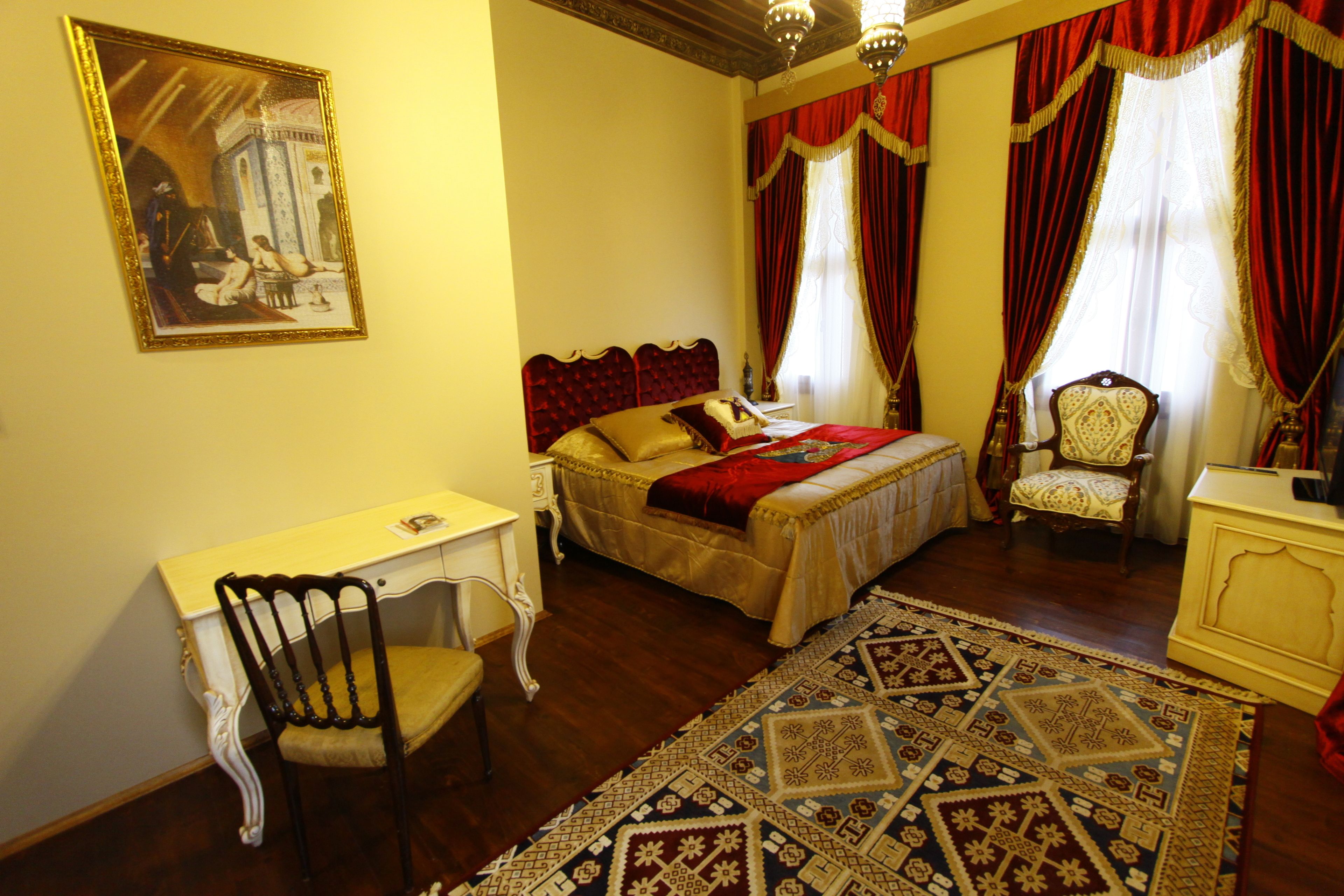 Une chambre à coucher avec un lit, un bureau, une chaise et un tapis.
