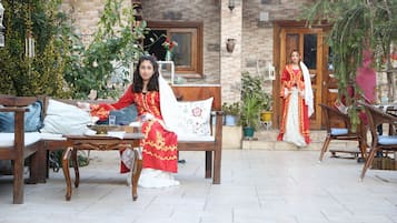 Habitación doble estándar | Área de sala de estar | Televisión LCD