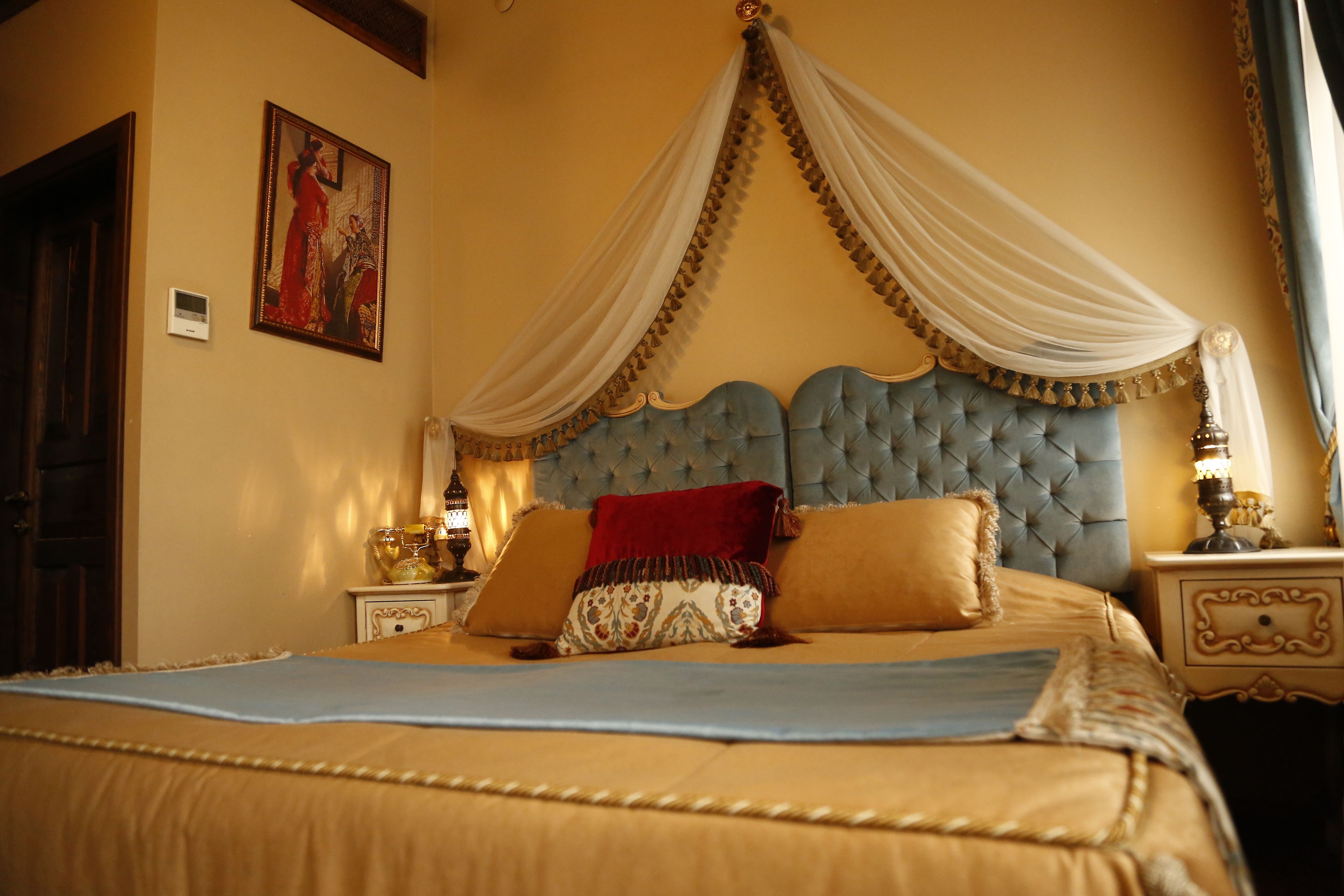 Escritorio, espacio para trabajar con laptop y wifi gratis 