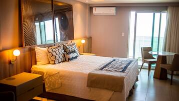 Presidentiële suite, niet-roken, uitzicht op het strand | 1 slaapkamer, een minibar, een kluis op de kamer, een bureau