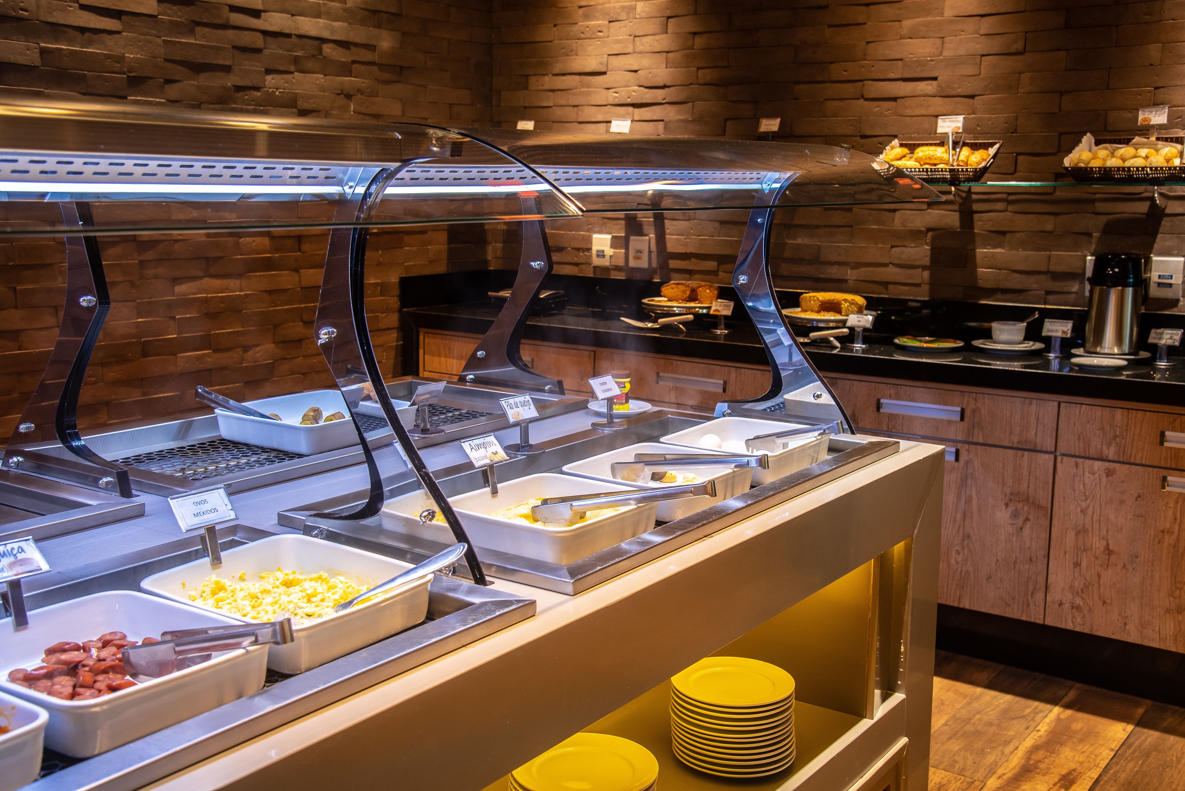 free buffet breakfast