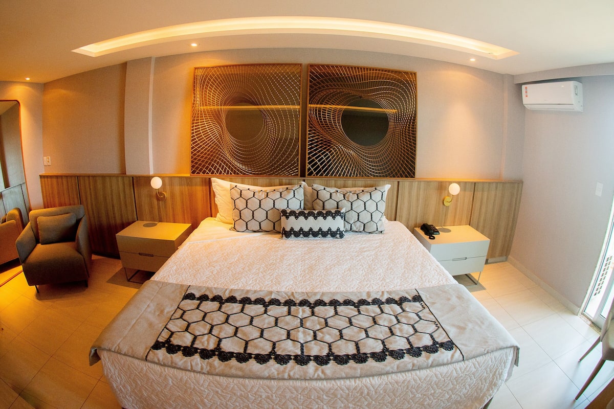 Suite presidencial, para no fumadores, vista a la playa | 1 habitación, minibar, caja de seguridad en la habitación y escritorio