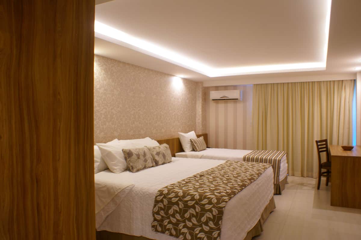 Luxury-Suite, Strandblick | 1 Schlafzimmer, Minibar, Zimmersafe, Schreibtisch