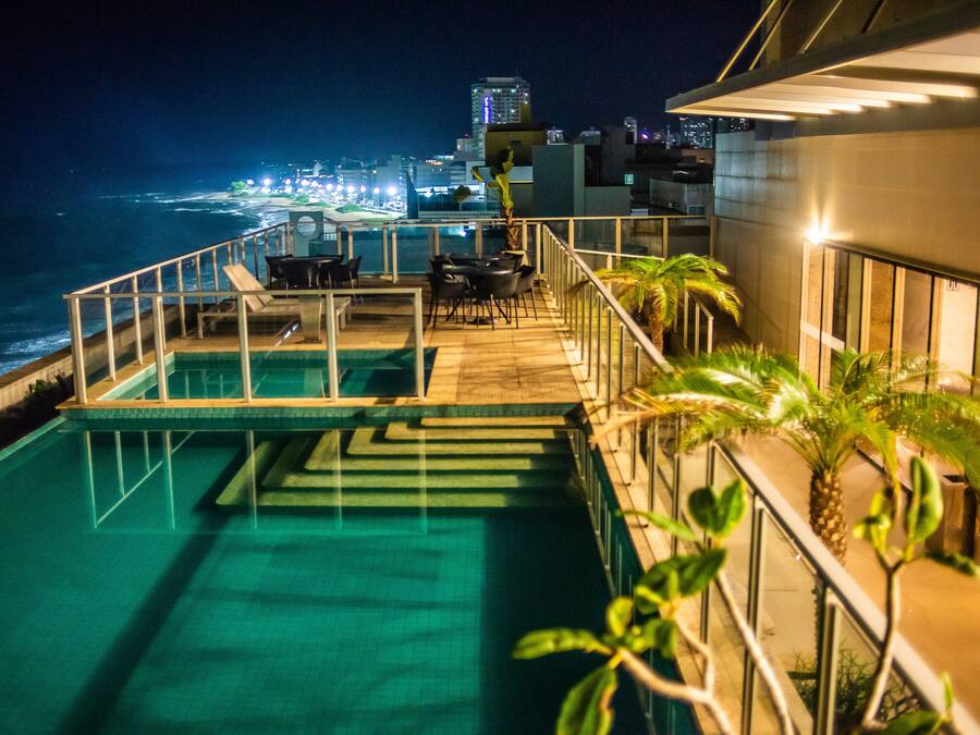 Una piscina al aire libre, tumbonas