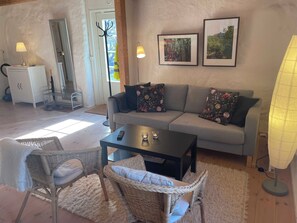 Leilighet, 3 soverom, terrasse, hageutsikt | Oppholdsområde | Flatskjerm-TV og peis