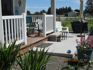 Terrace/patio - PEACEFUL COTTAGE.  MOUNTAIN VIEWS, WILDLIFE, BIRD WATCH, GARDENS (SEQUIM)
