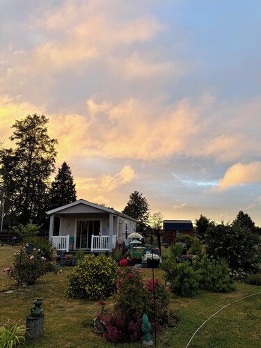 PEACEFUL COTTAGE. MOUNTAIN VIEWS, WILDLIFE, BIRD WATCH, GARDENS