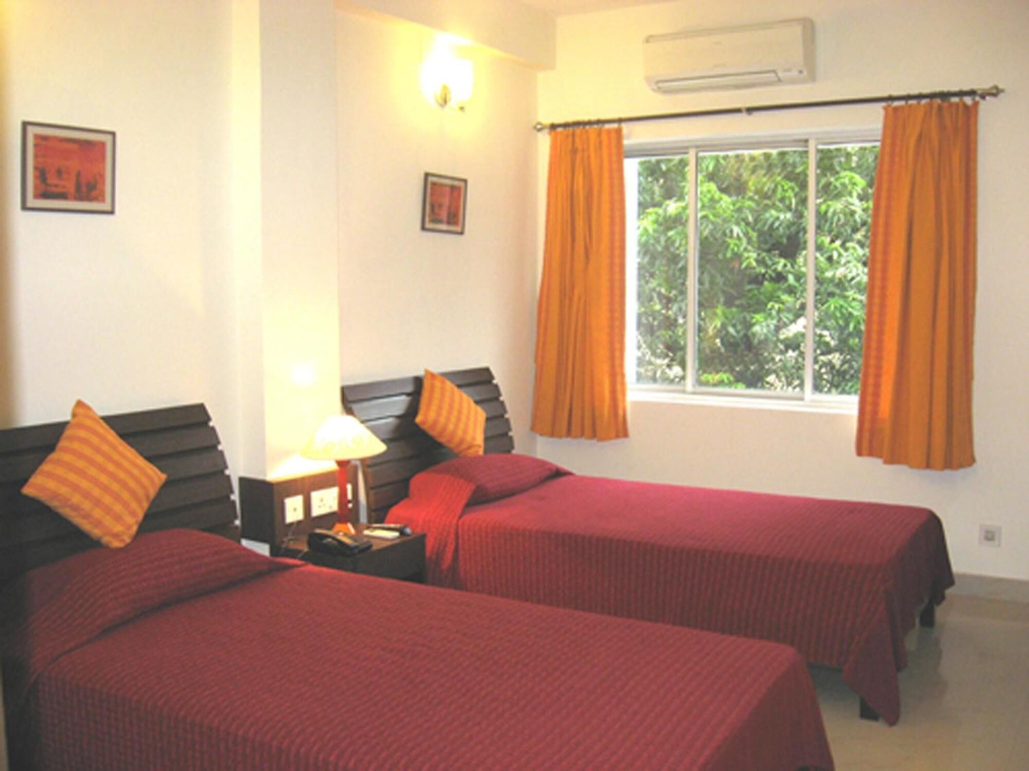 Premium bedding, in-room safe, desk, laptop workspace