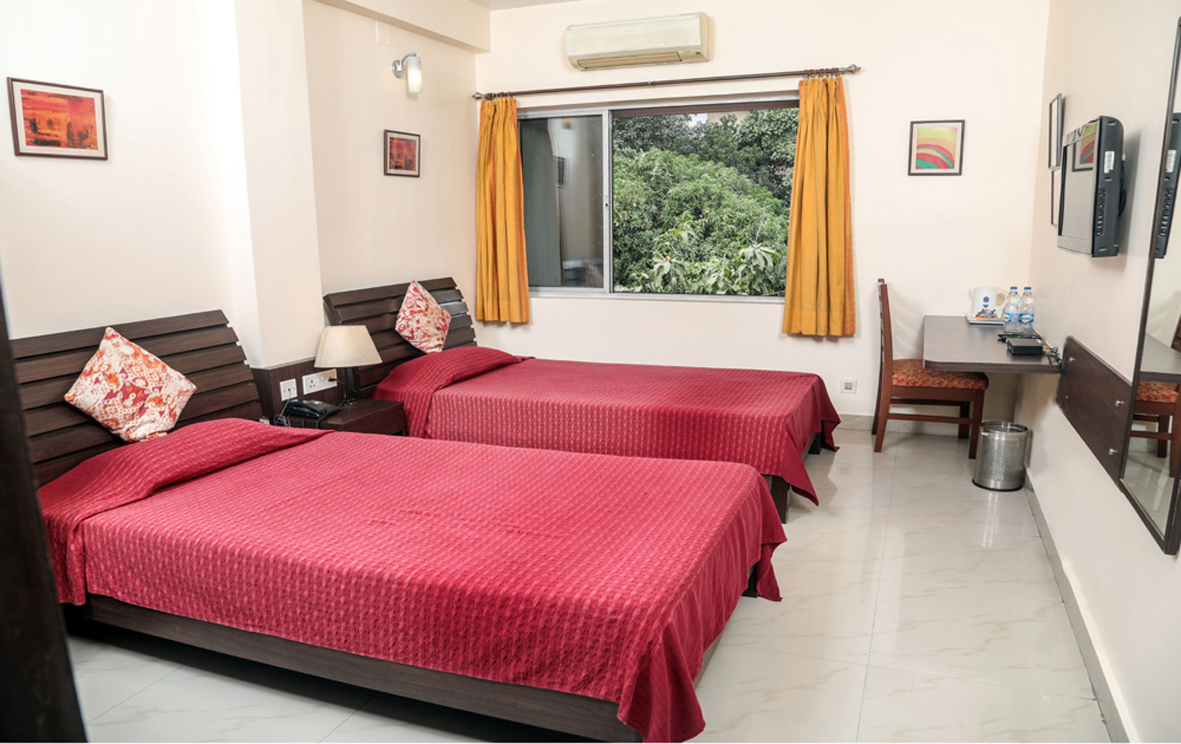 Deluxe Twin Room, 2 Twin Beds | Premium bedding, in-room safe, desk, laptop workspace