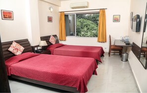 Deluxe Twin Room, 2 Single Beds | Premium bedding, in-room safe, desk, laptop workspace