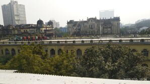 Un bâtiment historique à l’architecture classique, caractérisé par des fenêtres en arc et des éléments décoratifs.