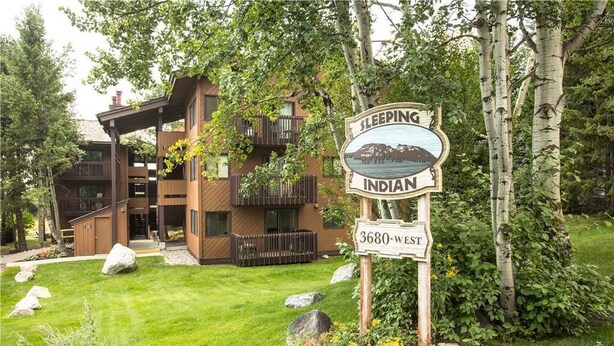 Monikerroksinen rakennus, jonka kyltissä lukee: ”Sleeping Indian” ja ”3680 West”.
