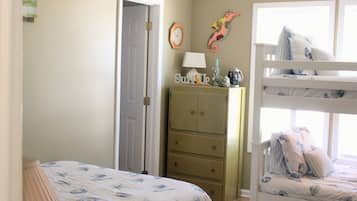 3 bedrooms, desk, iron/ironing board, travel crib