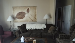 Tv, pejs, dvd-afspiller, bøger