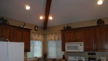 Køleskab, mikrobølgeovn, ovn, kogeplade