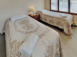 4 bedrooms, free WiFi, bed sheets - Hoff 1 | Walk to the Beach + Sound, Pet Friendly! (Topsail Beach)