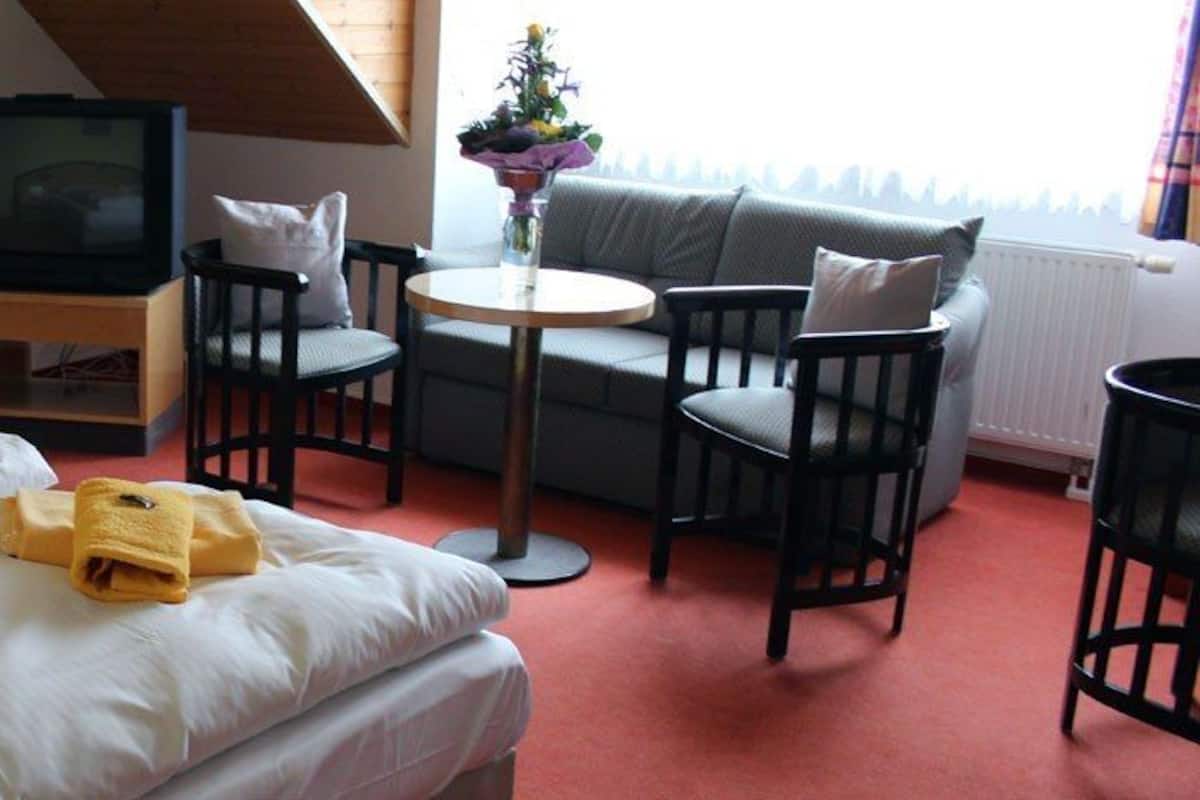 Habitación cuádruple | Edredón, wifi gratis y ropa de cama