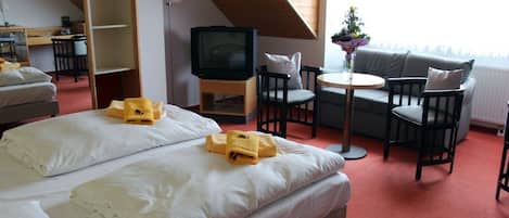 Habitación cuádruple | Edredón, wifi gratis y ropa de cama