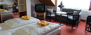 Habitación cuádruple | Edredón, wifi gratis y ropa de cama 