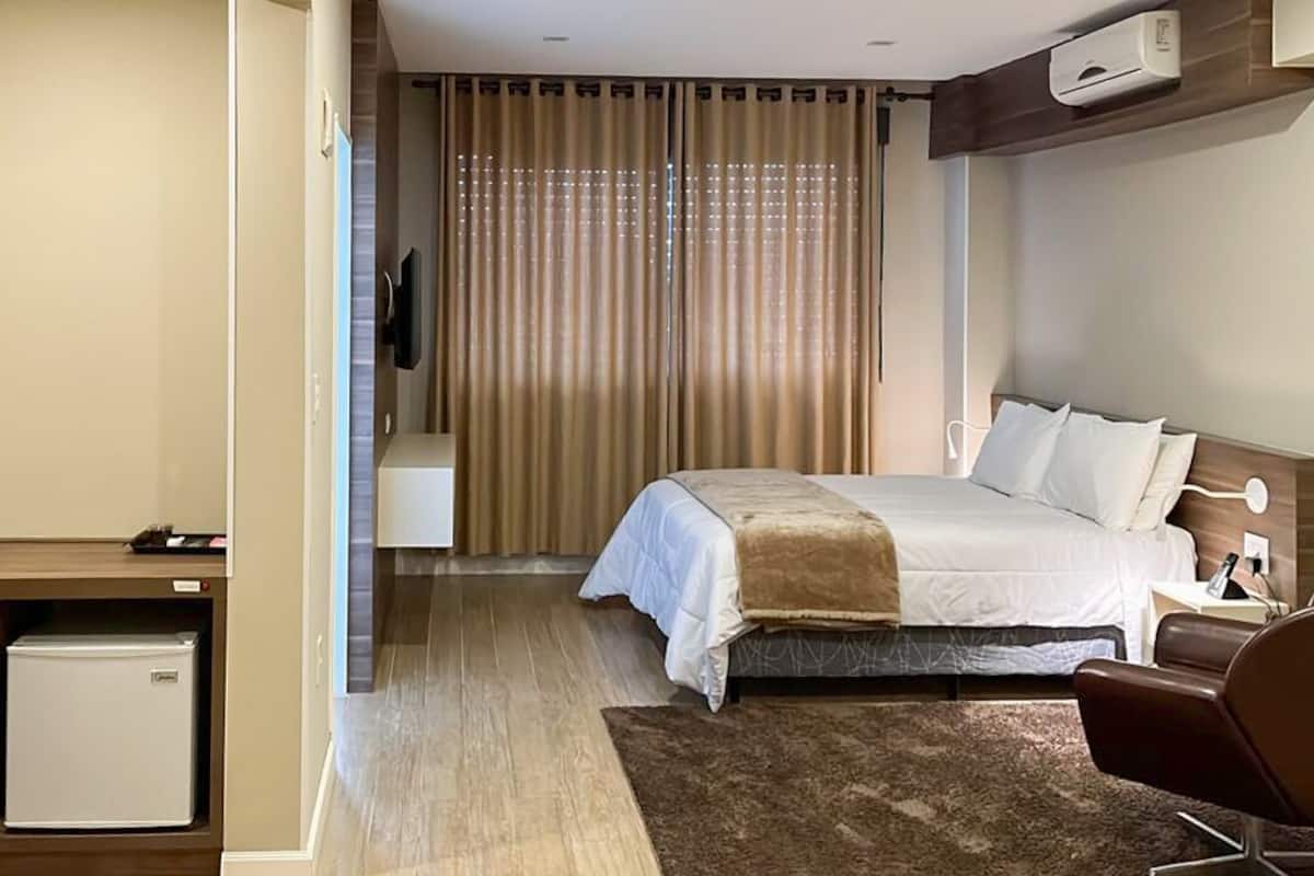 Cortinas blackout, wifi gratis y ropa de cama