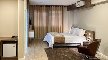 Cortinas blackout, Wi-Fi de cortesia, roupa de cama