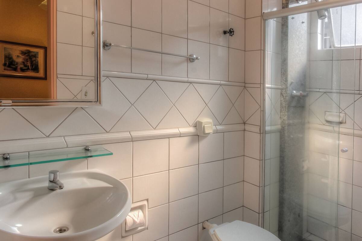 shower, free toiletries, towels