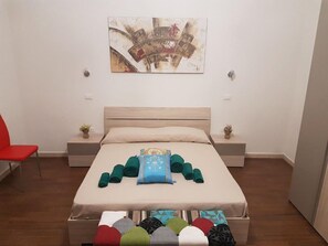 Driepersoonskamer, gemeenschappelijke badkamer | Luxe beddengoed, babybedden (toeslag), gratis wifi