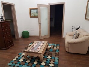 Habitación triple, baño compartido | Ropa de cama de alta calidad, cunas y wifi gratis 