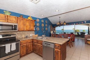 Kylskåp, mikrovågsugn, ugn och spishäll