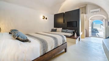 Senior Suite with Hot Tub & Sunset View | 1 間睡房、高級寢具、迷你吧、房內夾萬