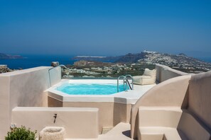 Prestige Suite with Indoor Hot Tub & Outdoor Pool | 1 bilik tidur, peralatan tempat tidur premium, bar mini 