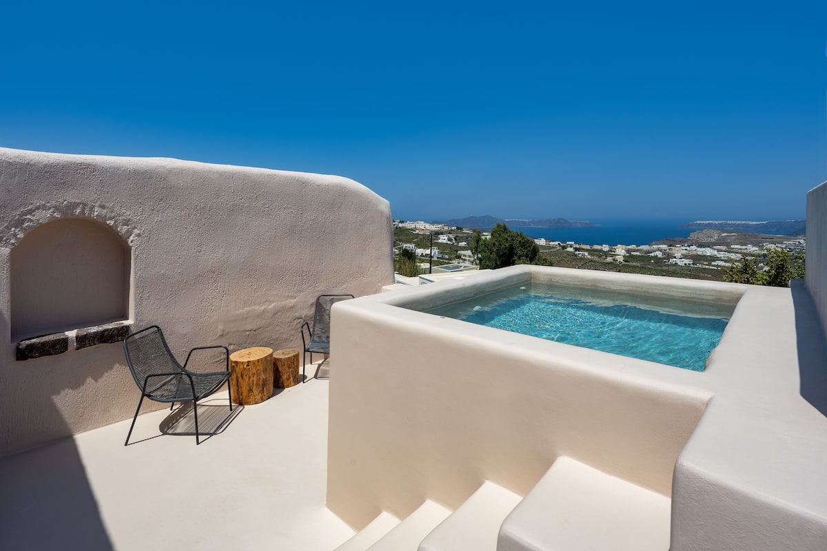 Une piscine sur le toit offrant une vue dégagée sur la mer et les bâtiments environnants.