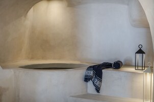 Prestige Suite with Indoor Hot Tub & Outdoor Pool | 1 quarto, roupas de cama premium, frigobar, cofres nos quartos