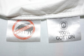 A tag indicating the garment is made of 100% cotton. - Zanella (Pejo)
