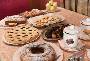 Daily continental breakfast (EUR 7 per person) - Zanella (Pejo)