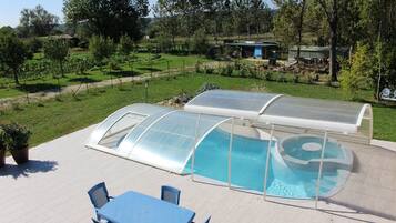 Piscine extérieure, chaises longues