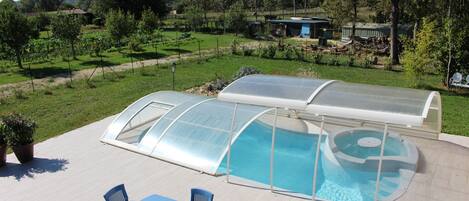 Piscina externa, espreguiçadeiras